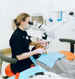 Dental Discussion: Is It Better to Get Invisalign Than Veneers?
